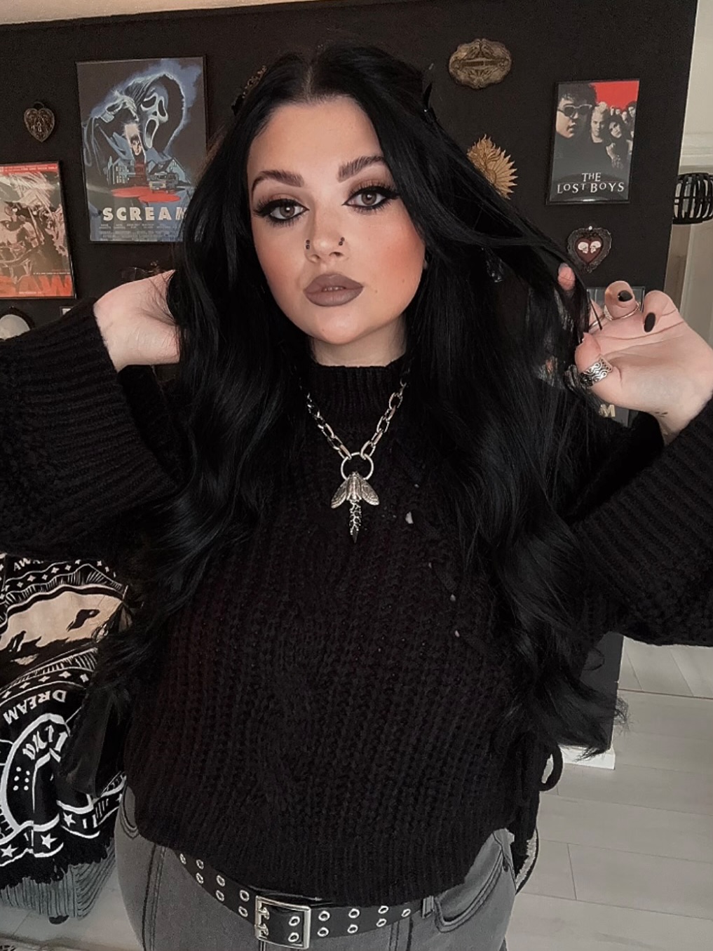 Capas largas de color negro azabache con ondas suaves