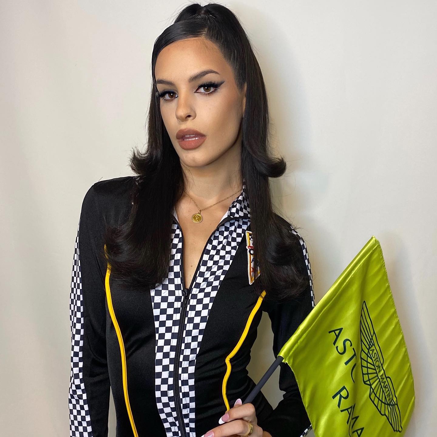 Jet-Black Sleek Waves with Sharp Middle Part