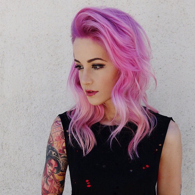 Ondas rosa pastel suaves con un corte midi atrevido