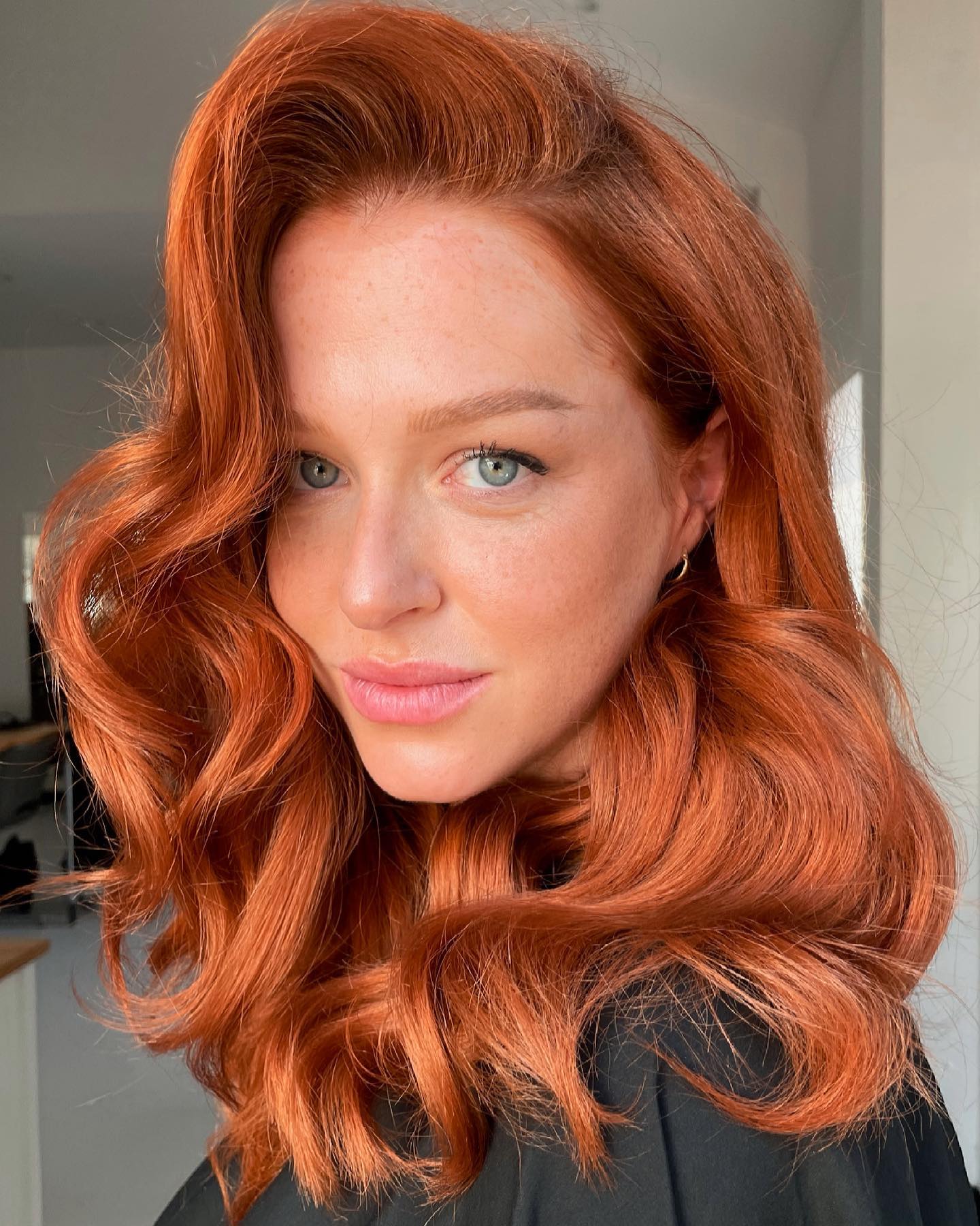 Vibrant Copper Waves with Face-Framing Layers