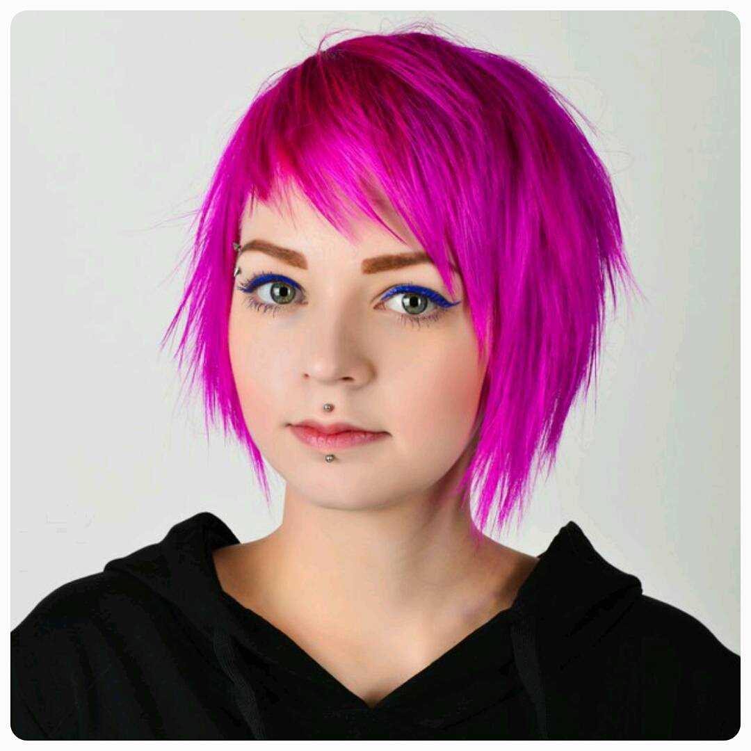 Bob texturizado rosa vibrante con capas desfiladas