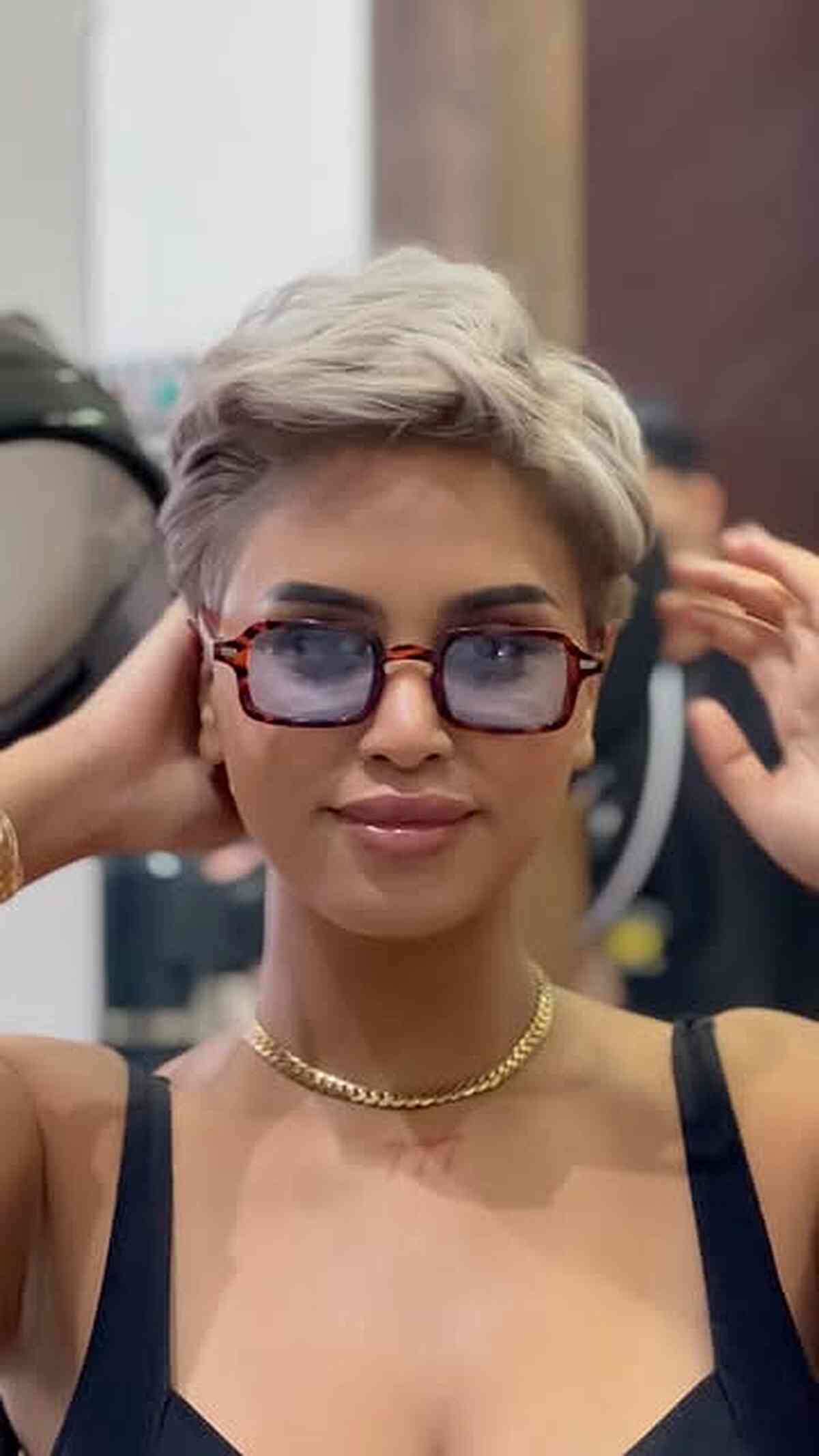 Stylish Blonde Pixie Cut with Textured Layers