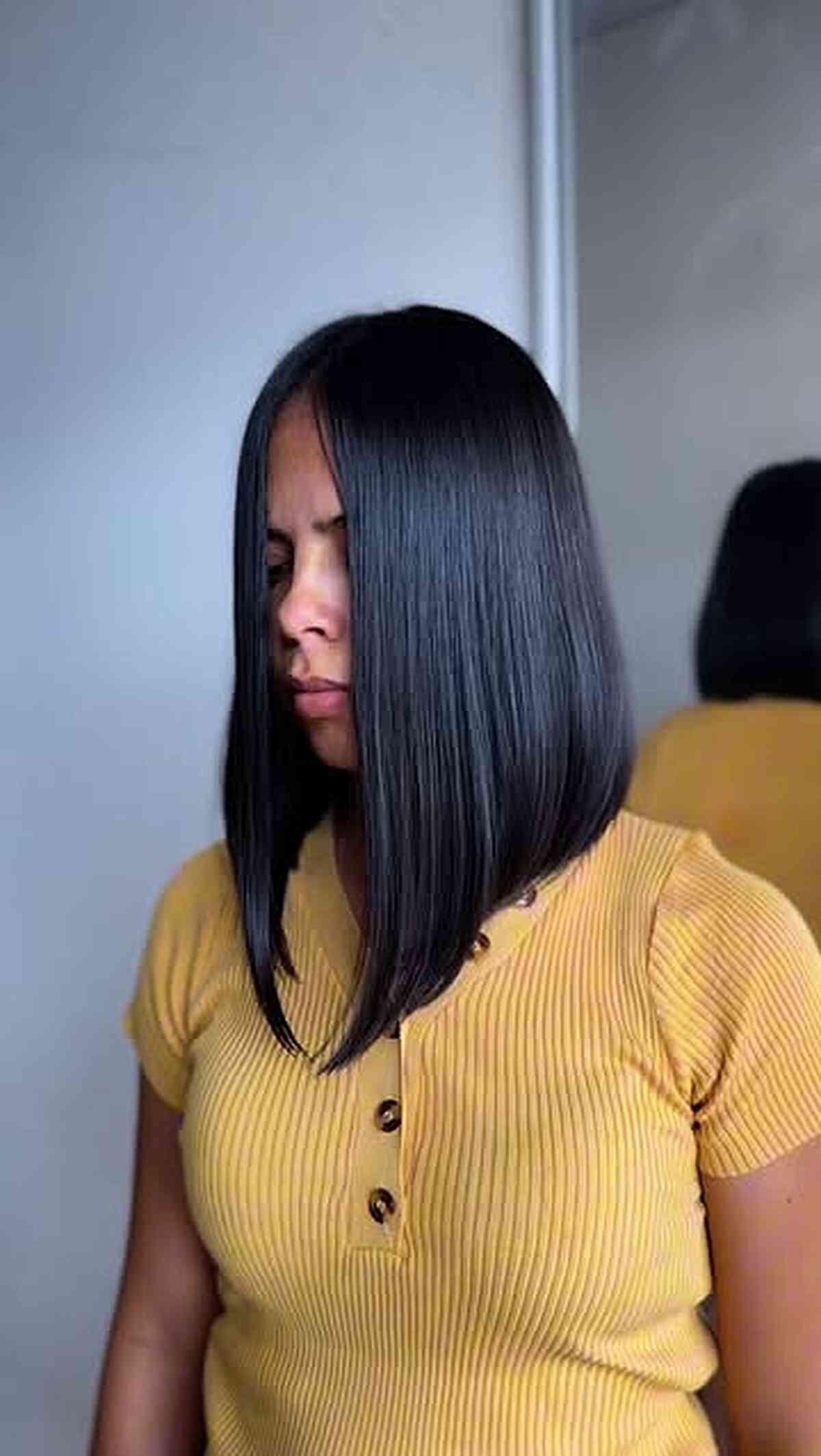 Stylish Medium Inverted Bob with Sleek Lines