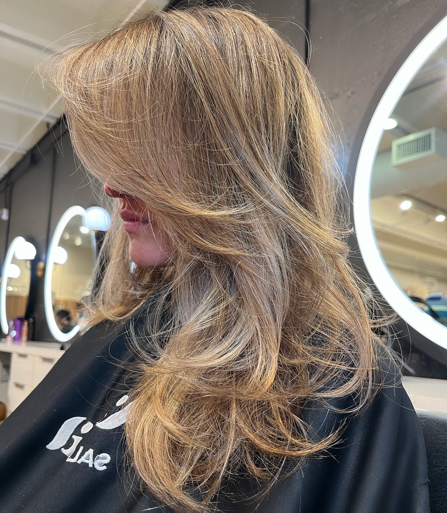 Effortless Brunette Waves with Honeyed Highlights