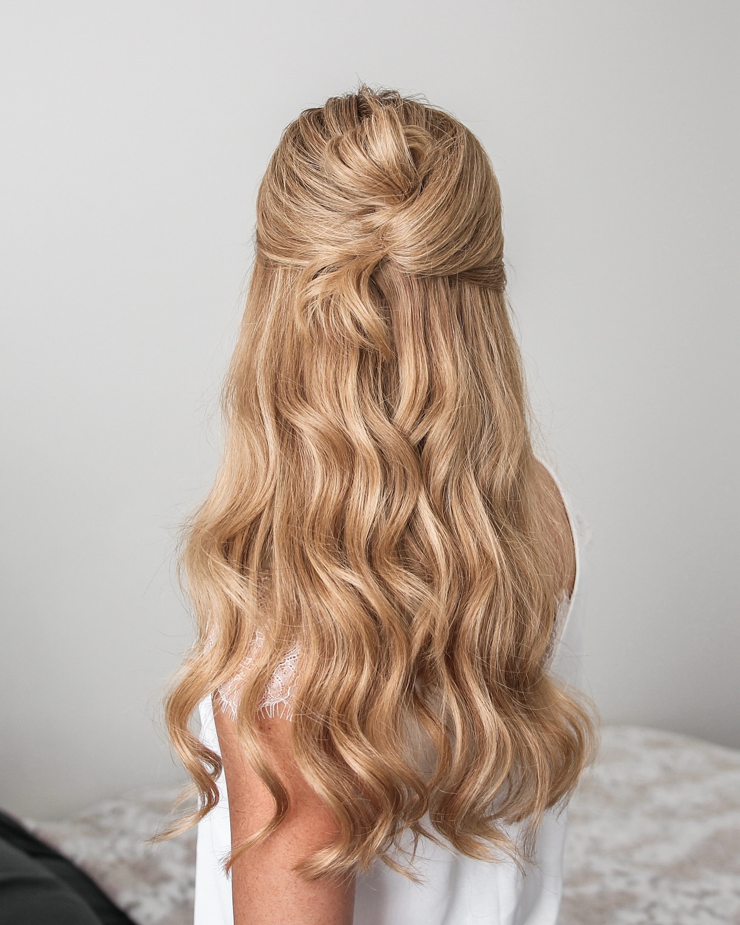 Soft-Golden-Curl-Half-Up-Knotted-Style