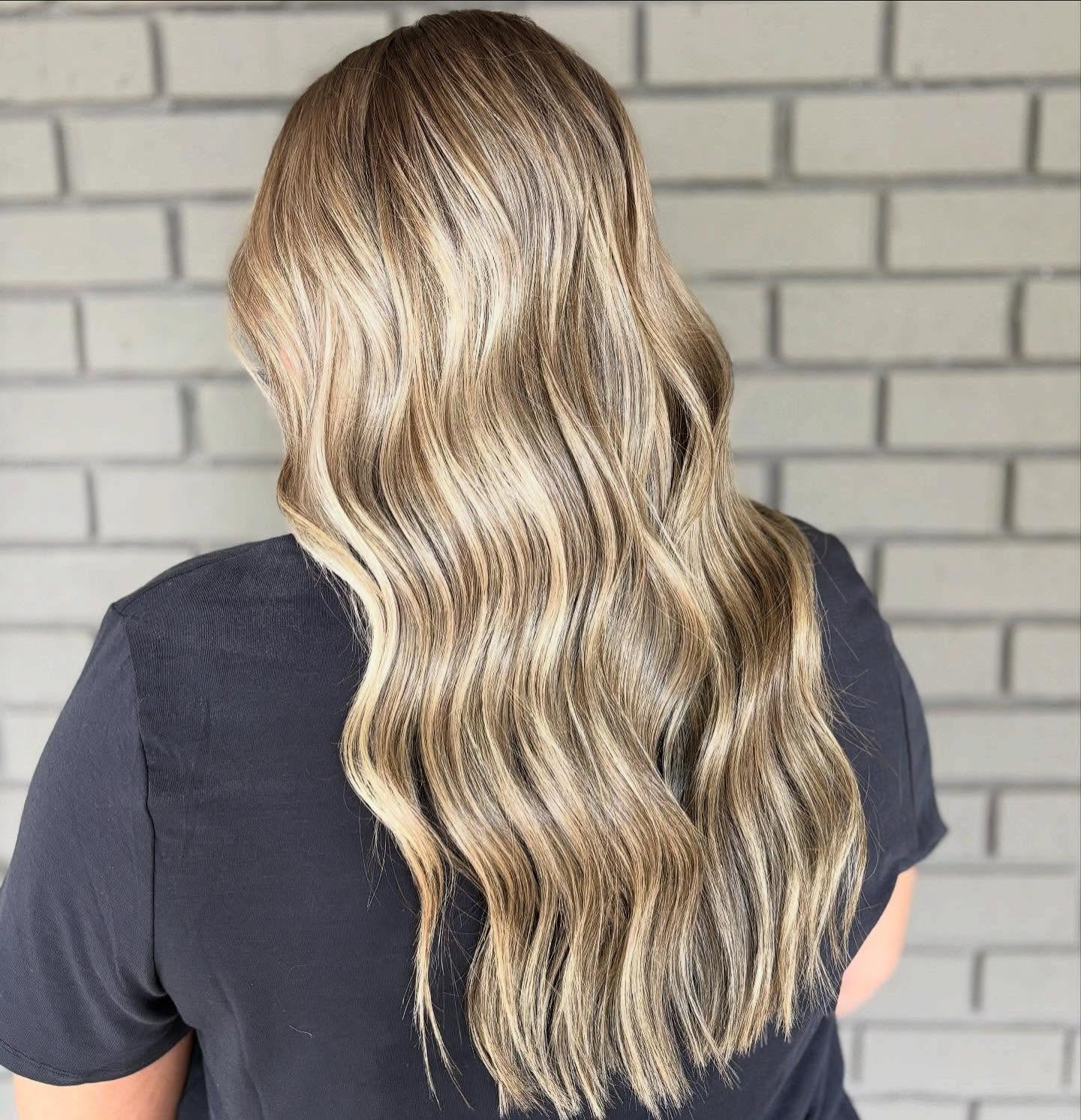Subtle Ash Blonde Waves with Natural Contrast