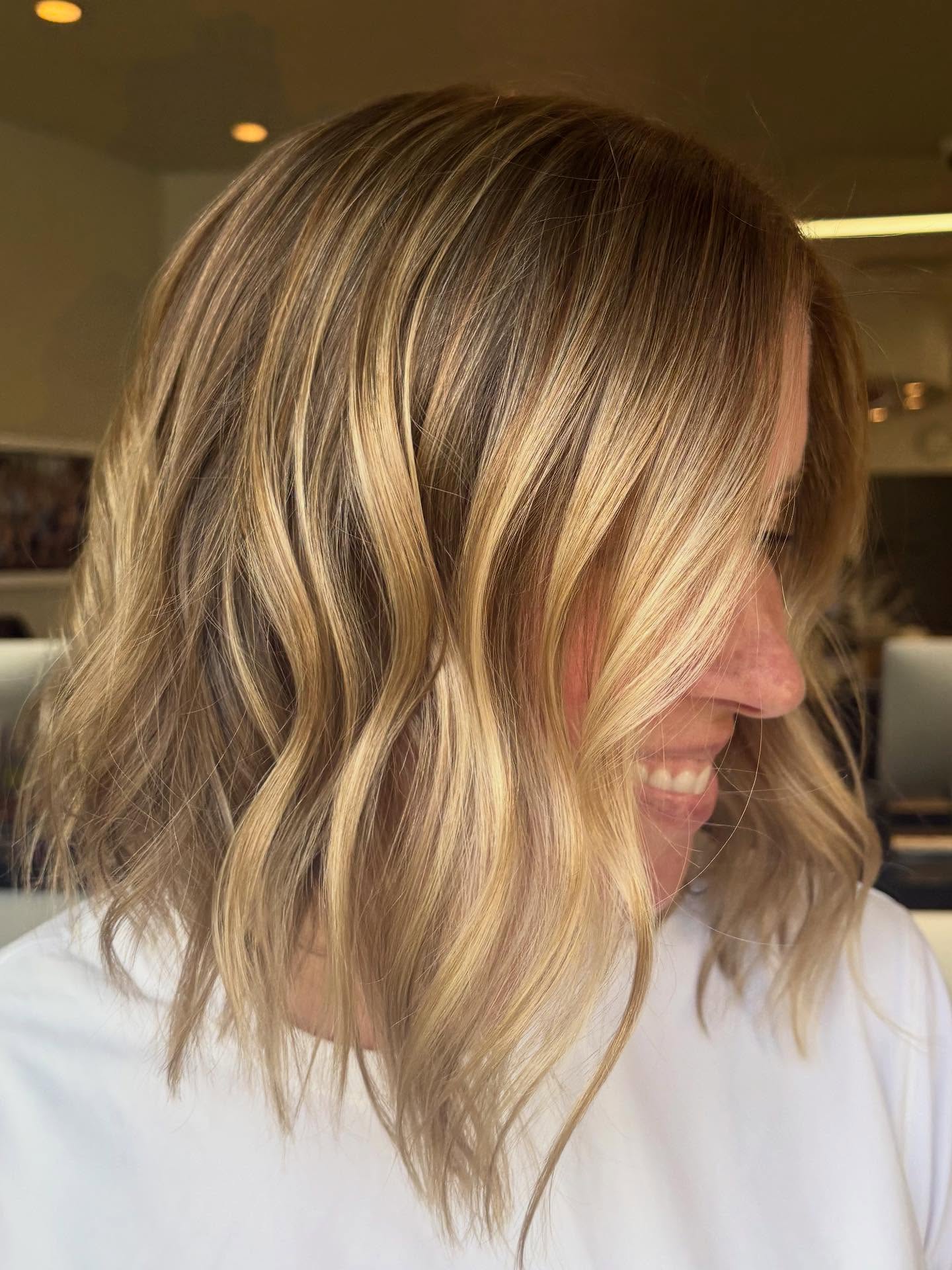 Soft-Blonde Wavy Lob with Subtle Highlights