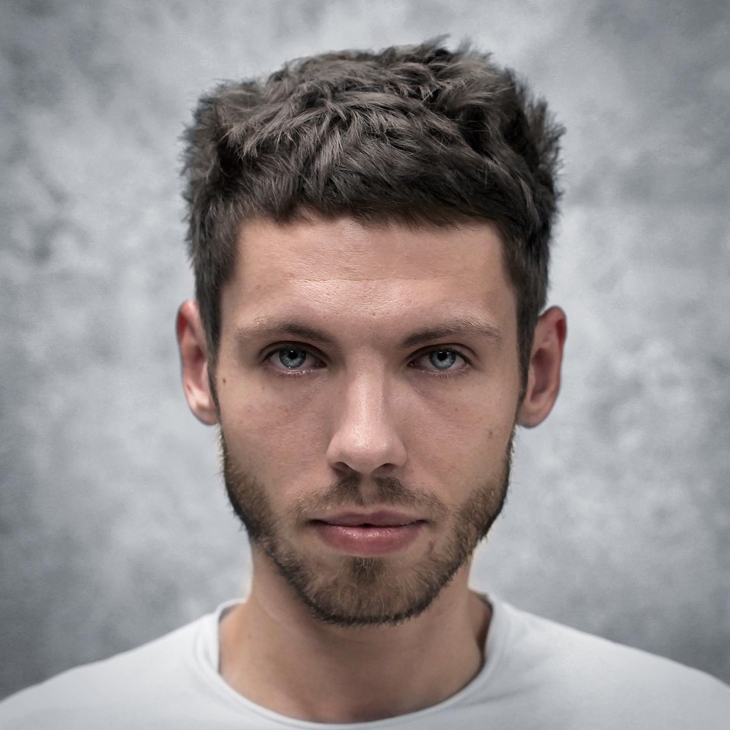 Refined Textured Short Crop with Subtle Highlights