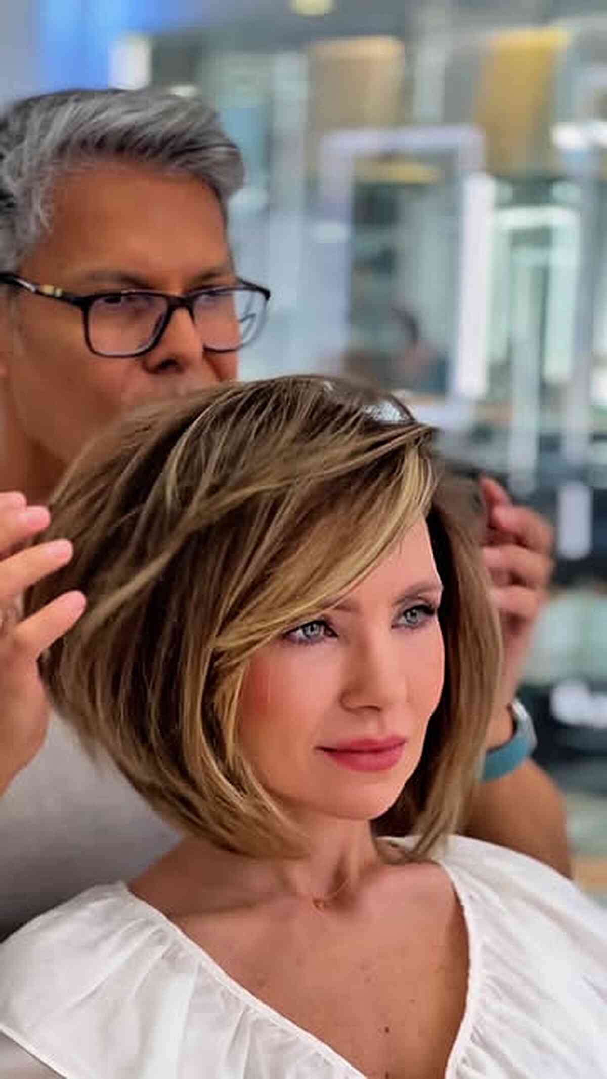 Stylish Honey Blonde Bob with Soft Layers