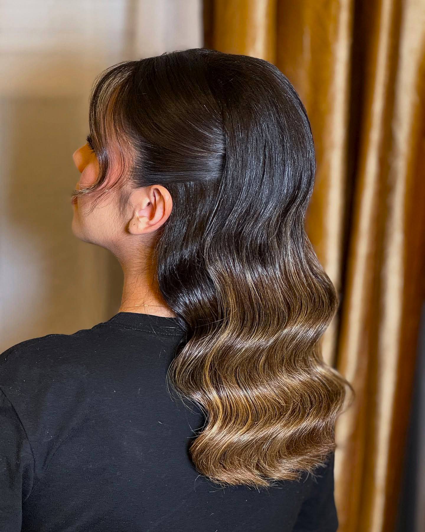 Sleek Medium Length Wavy Cut with Caramel Tones