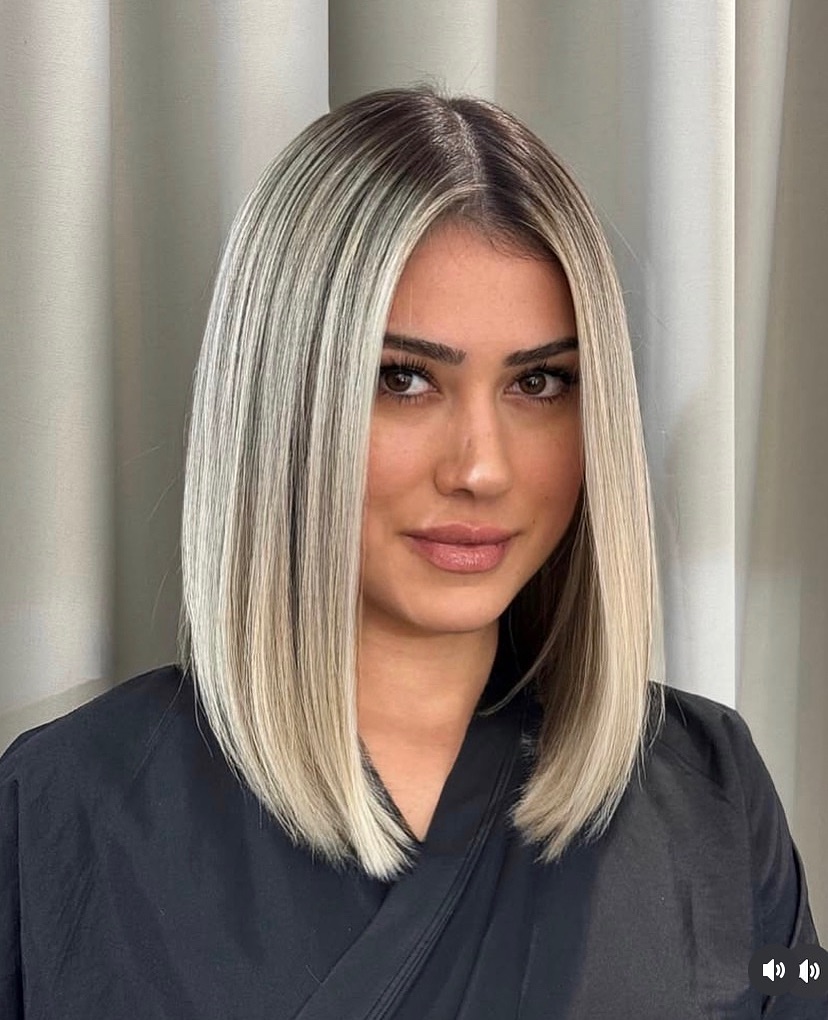 Schicker silberblonder Bob mit dezenter dunkler Unterschicht