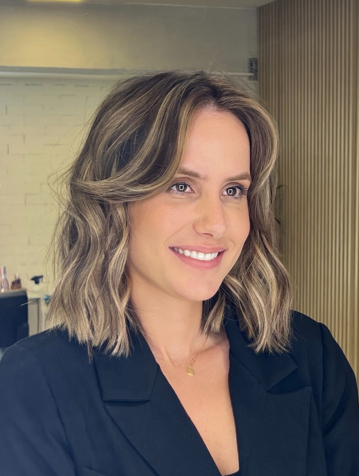 Dynamic Soft Waves with Sunkissed Highlights
