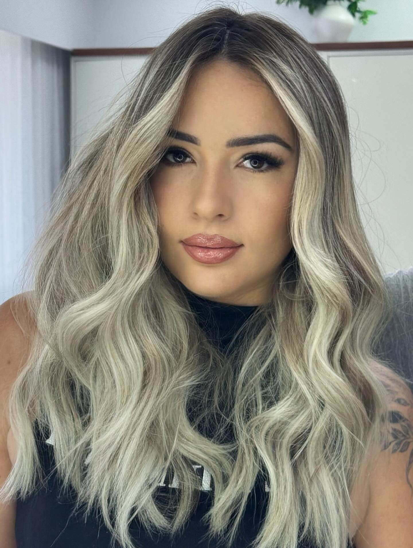 Mühelos fließende, aschblonde Wellen mit dezenten dunklen Akzenten