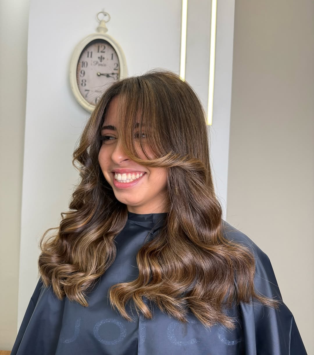 Effortlessly Tousled Chestnut Waves with Face-Framing Highlights