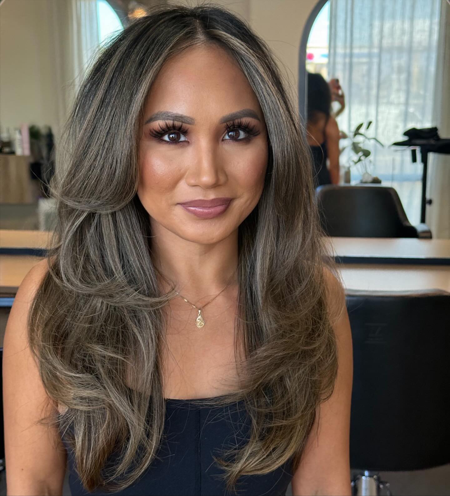 Flowing Ash-Brown Layers with Face-Framing Highlights