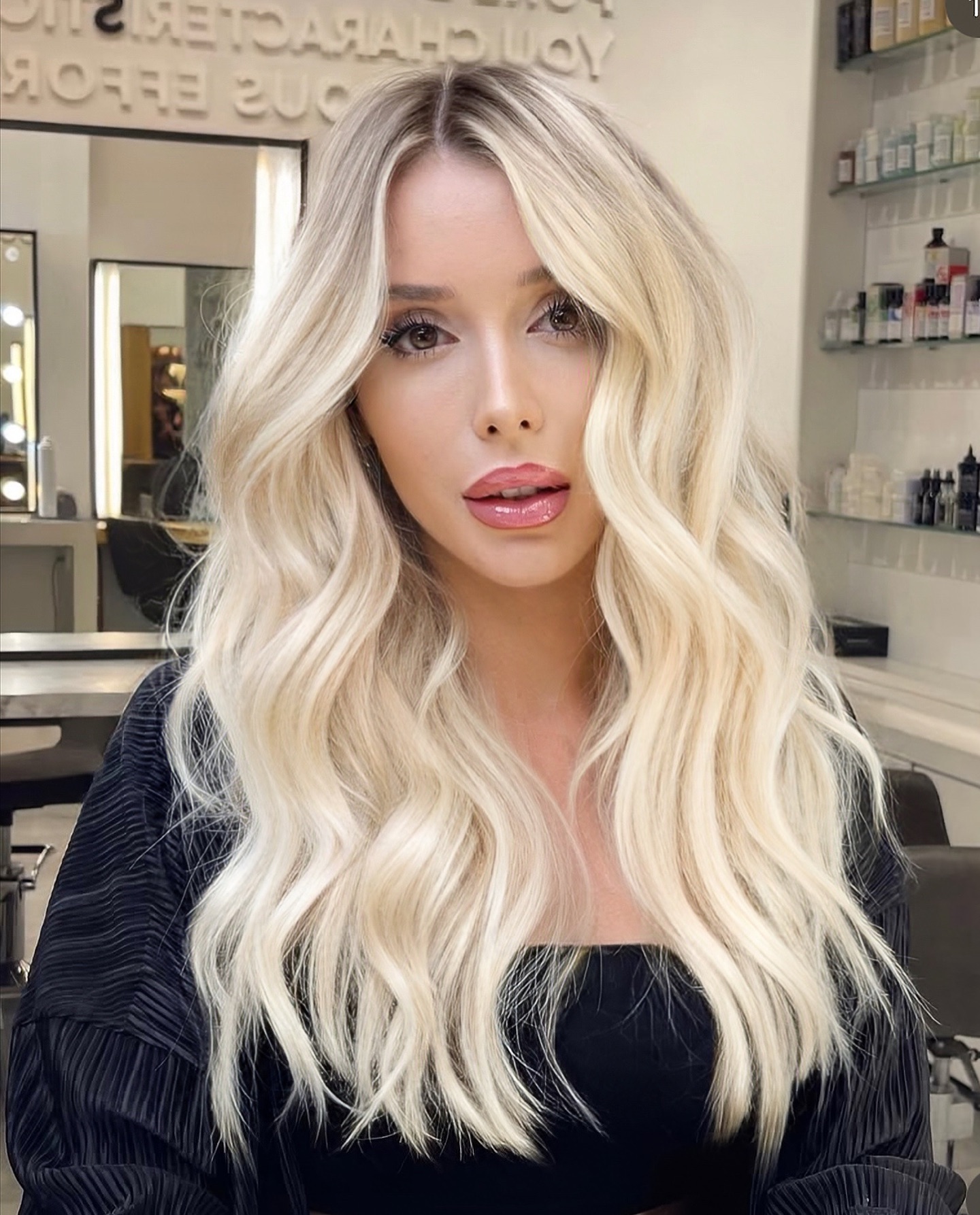 Luxuriöse aschblonde Wellen mit sanftem Ansatzübergang