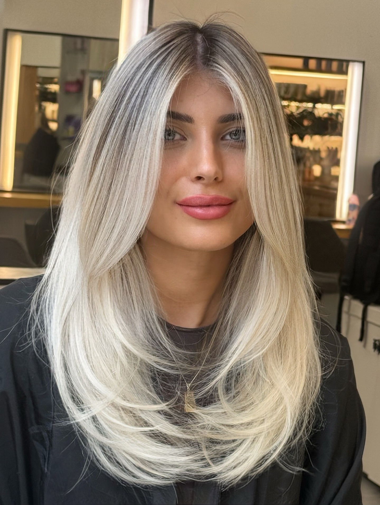 Platinblondes Kaskadenblond mit weichen Übergängen