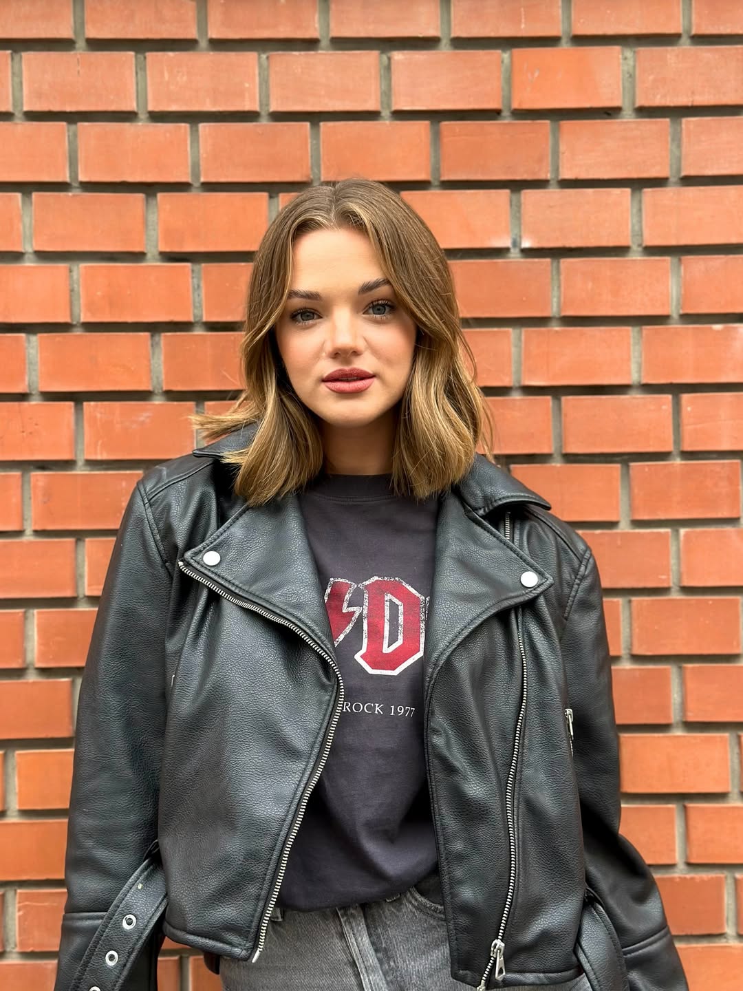 Sleek Mid-Length Bob with Textured Ends