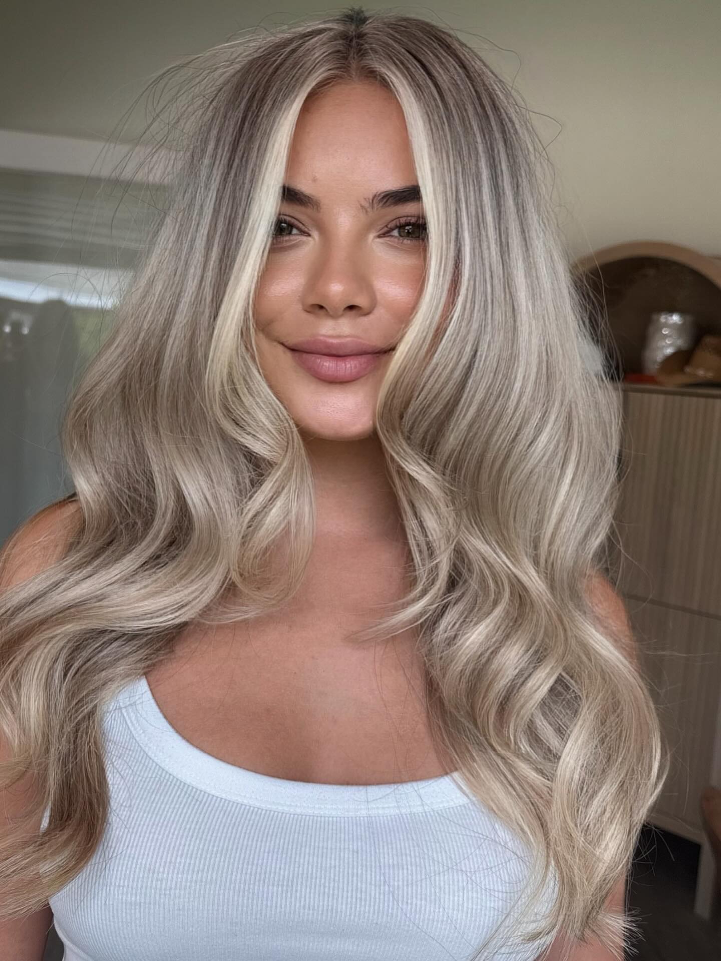 Sinnliche, aschblonde Wellen mit facettenreichen Farbtönen