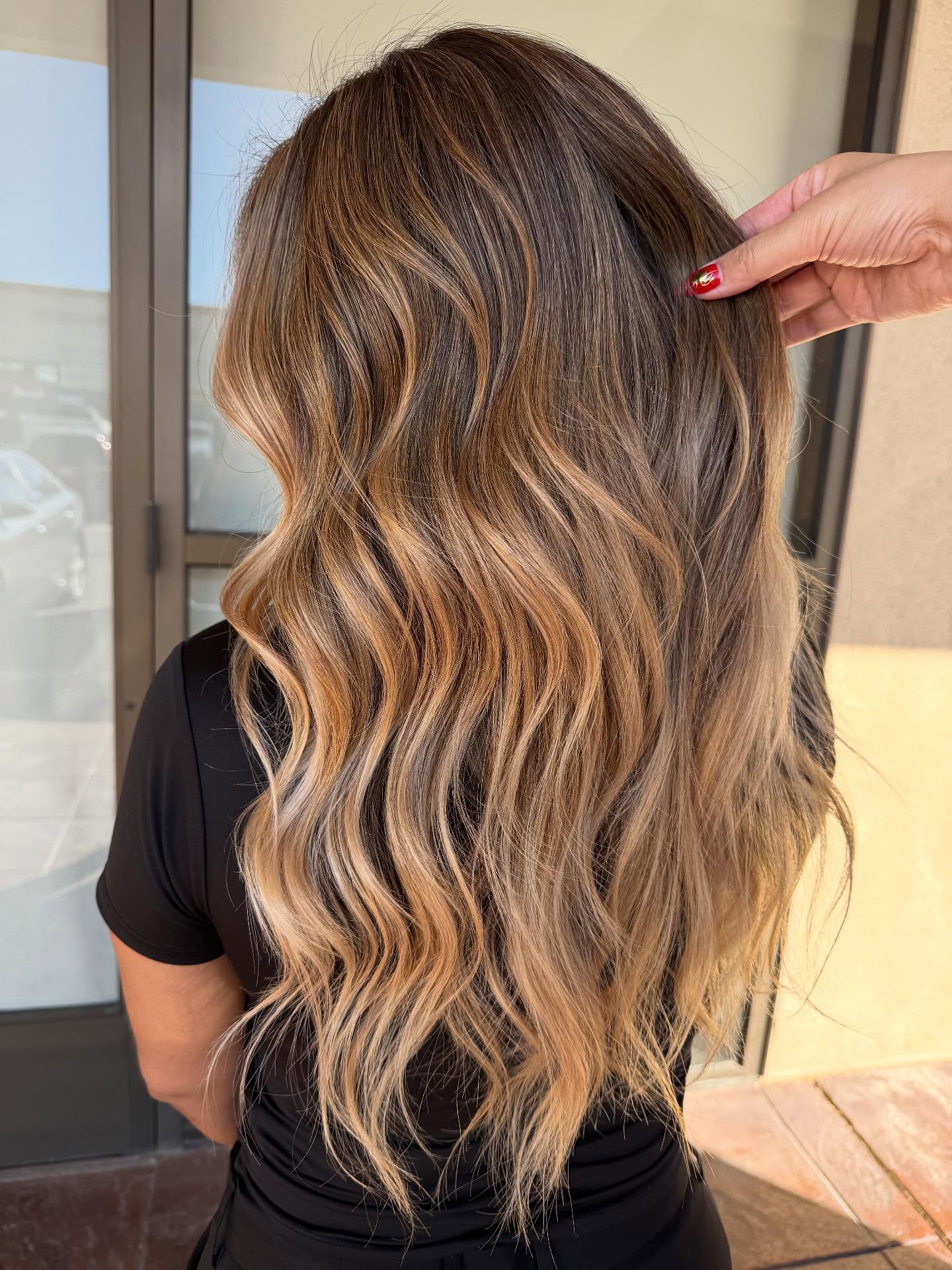 Warm Caramel Waves with Subtle Blonde Accents