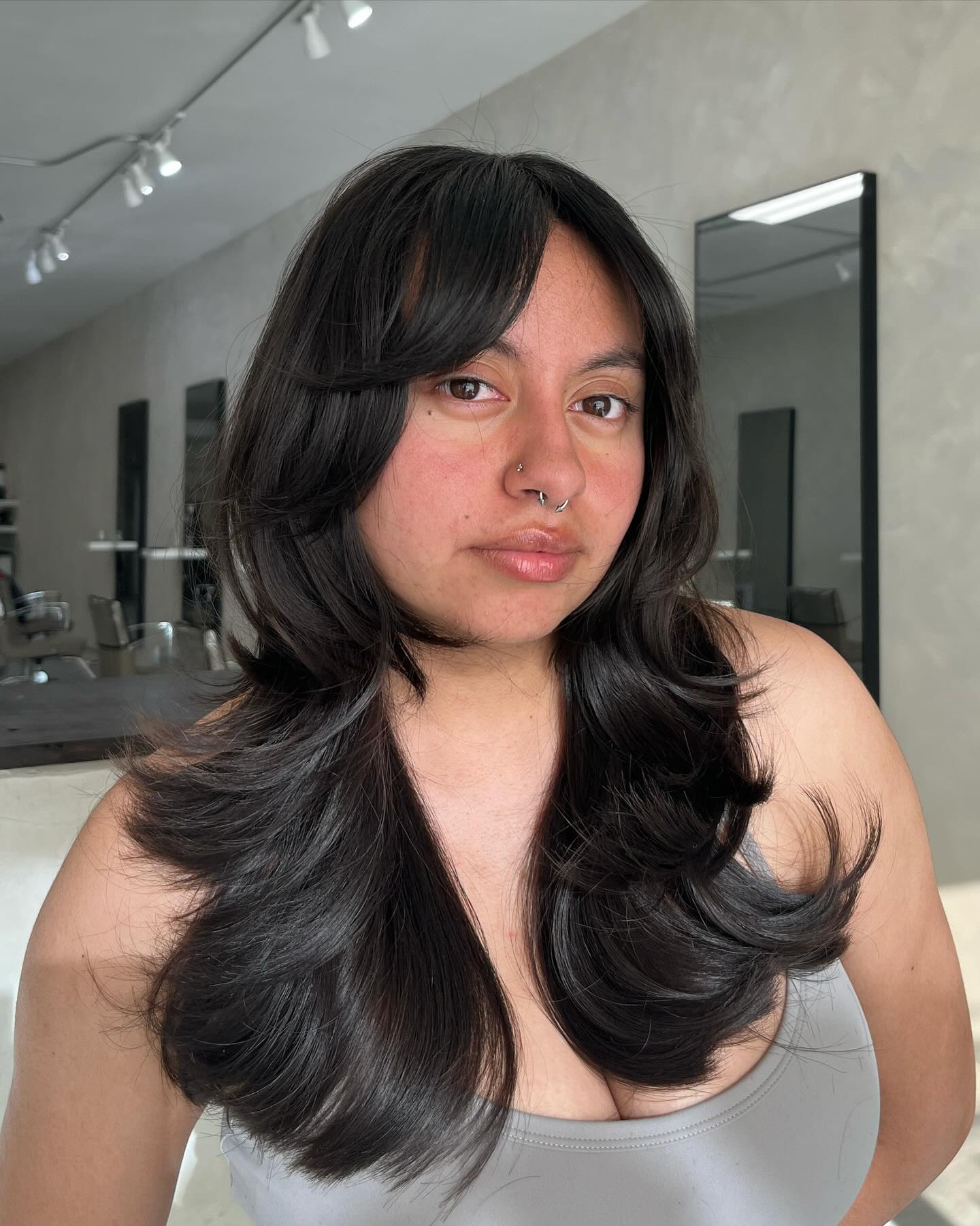 Bold Dark Layers with Face-Framing Highlights