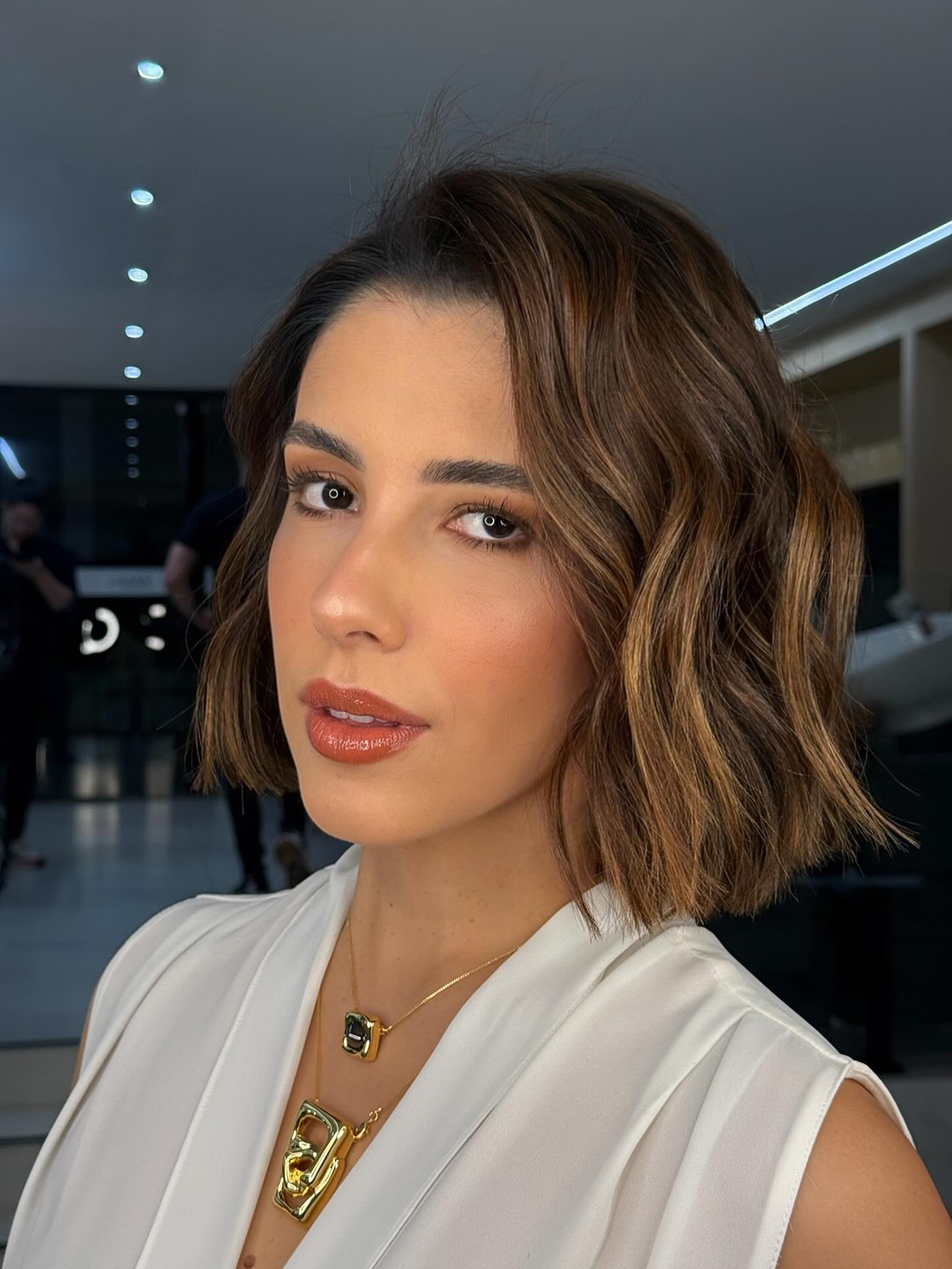 Karamellfarbener Wellenbob mit präzisen Spitzen