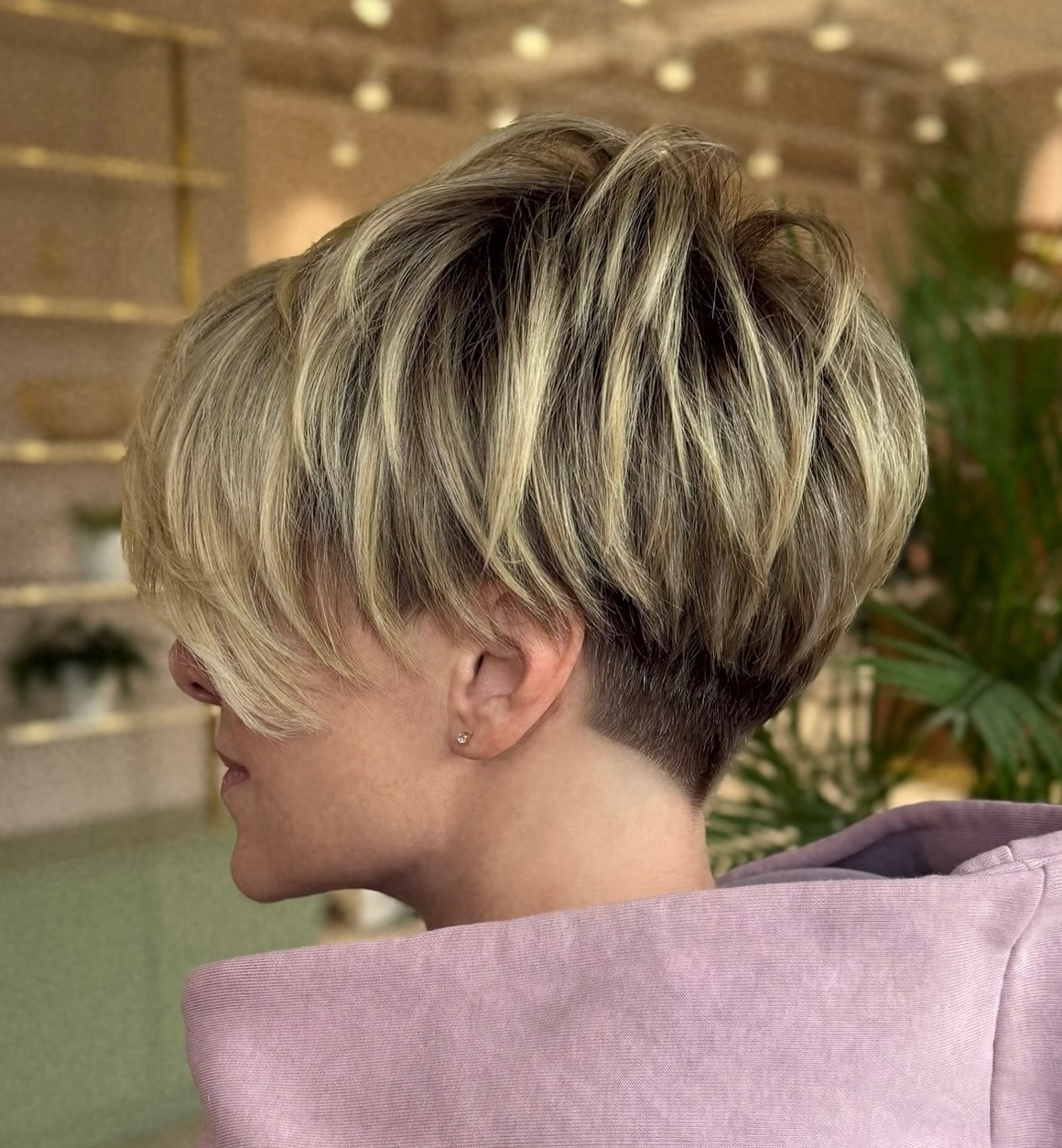 Schicker, blonder Pixie-Schnitt mit dunklem Ansatz