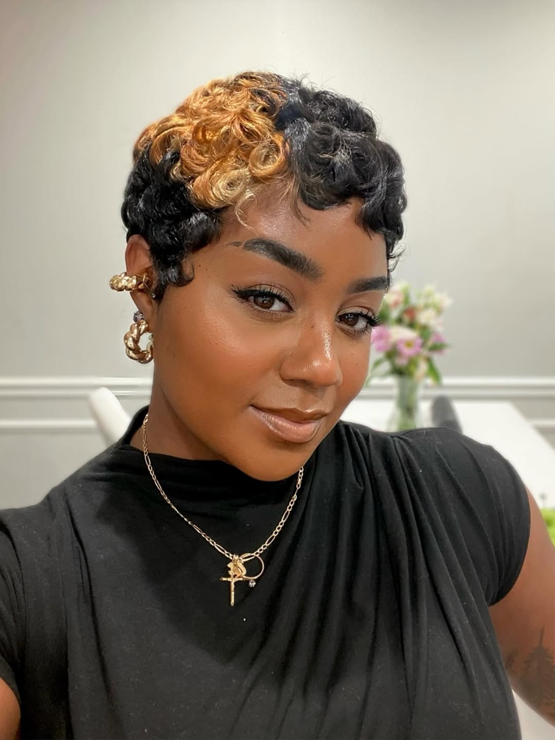 Chic Short Curled Bob with Golden Highlights