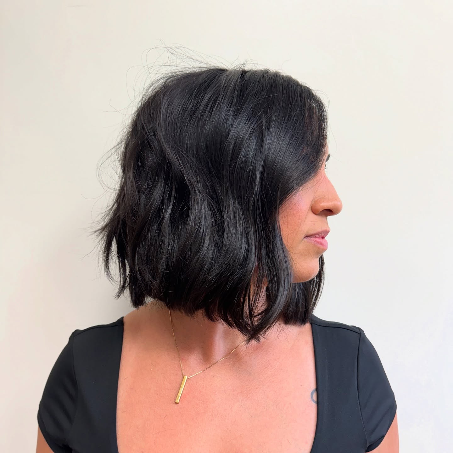 Tiefdunkelbrauner, texturierter Bob mit natürlicher Bewegung