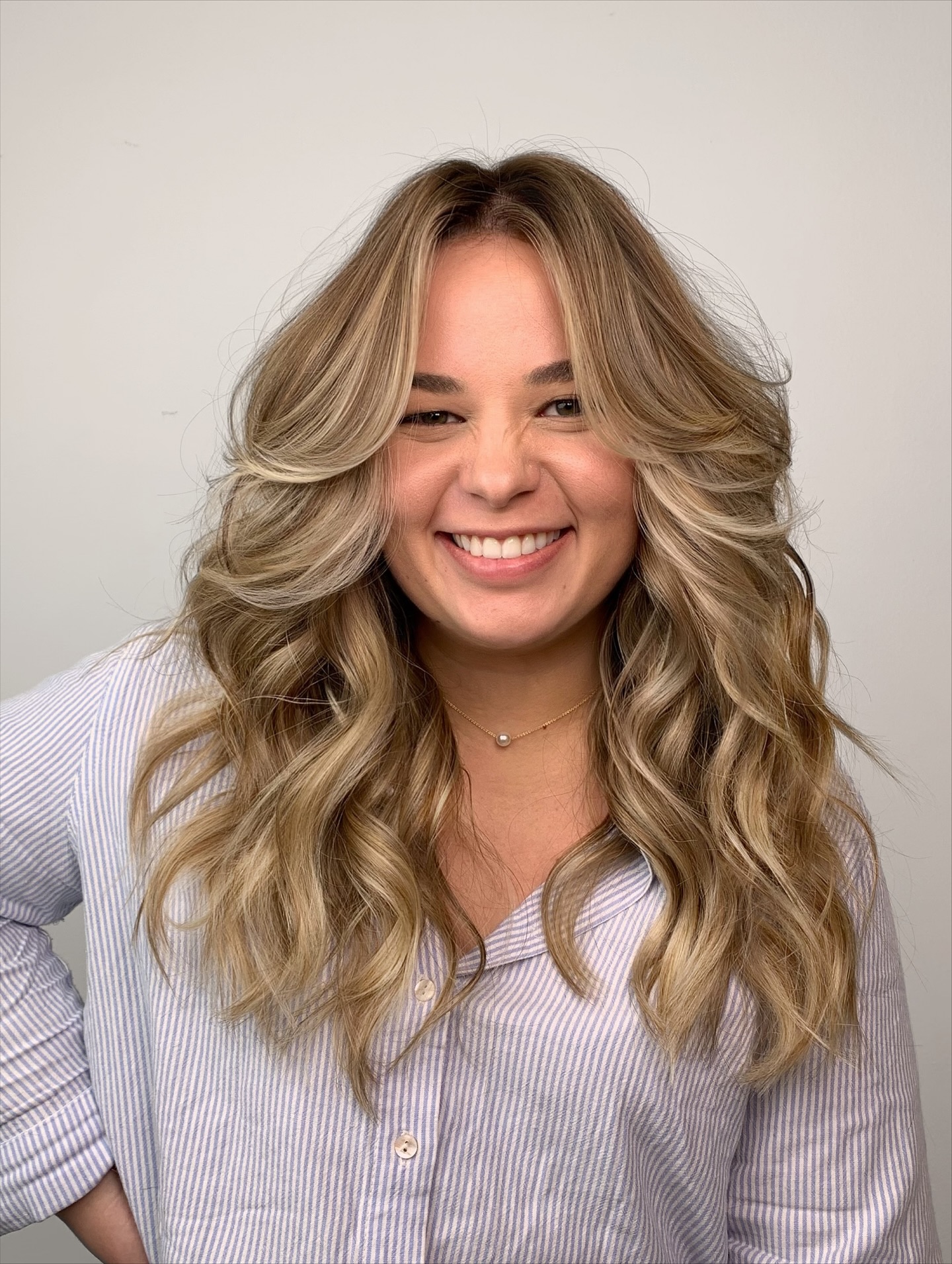 Dimensionale, goldblonde Wellen mit sanftem Balayage