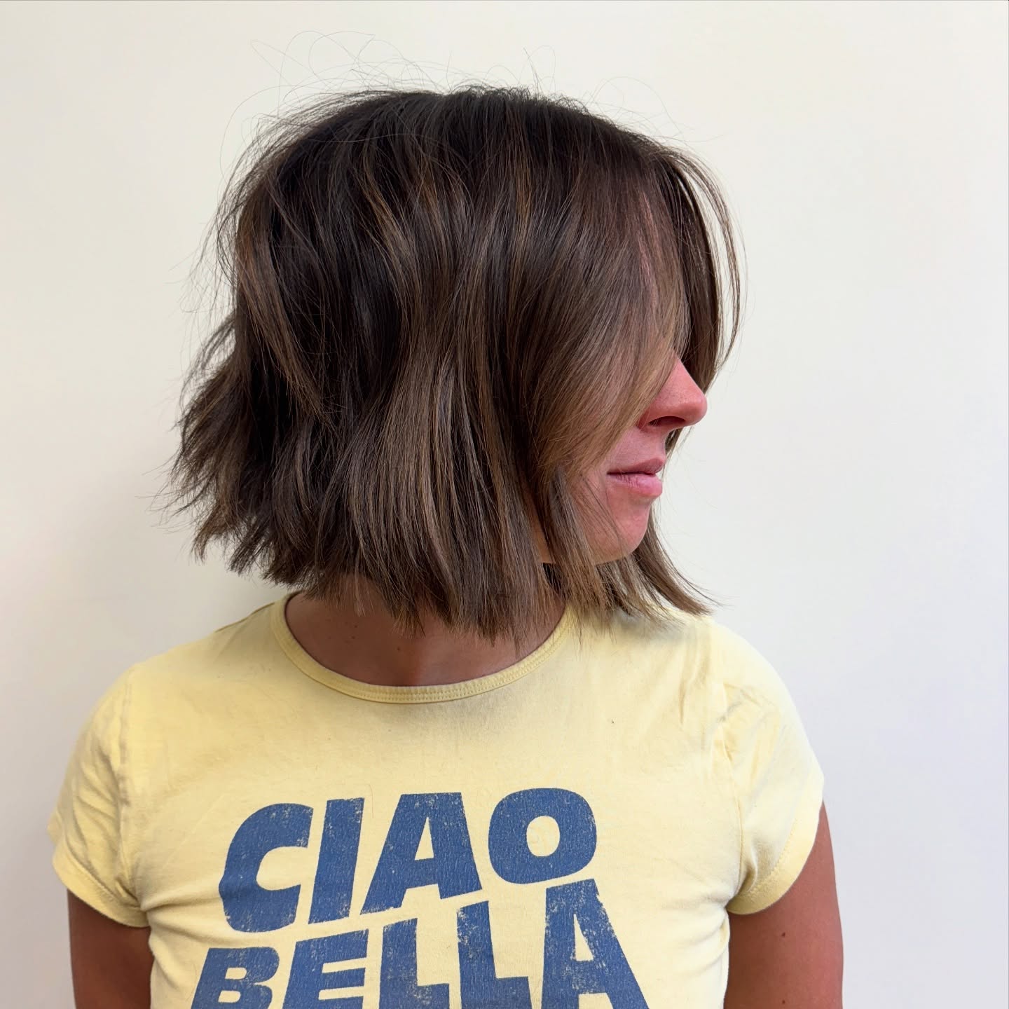 Dynamischer, kastanienbrauner, texturierter Bob mit seitlichem Pony