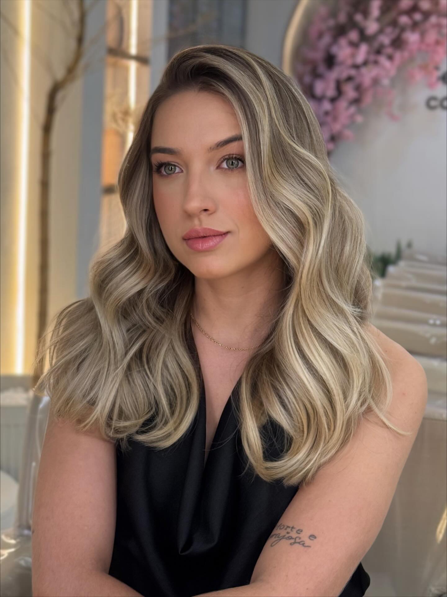 Elegante blonde Wellen mit dezentem Ansatzschatten