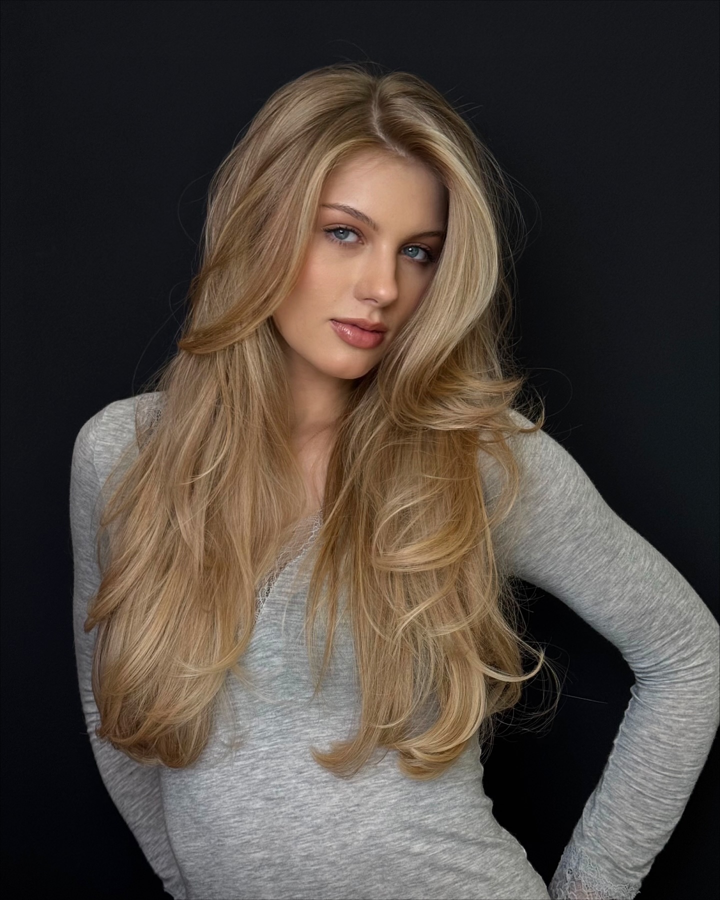 Fließende goldene Stufen mit sanftem Balayage