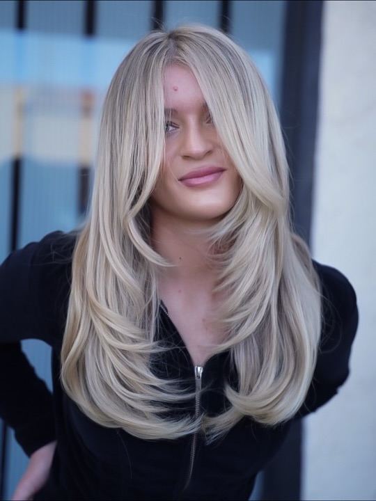 Glamouröser, blonder Stufenlook mit dunklen Highlights