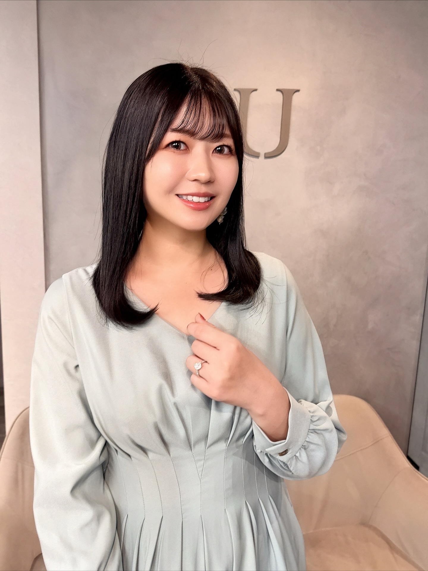 Polished Midnight-Length Cut with Soft Curls