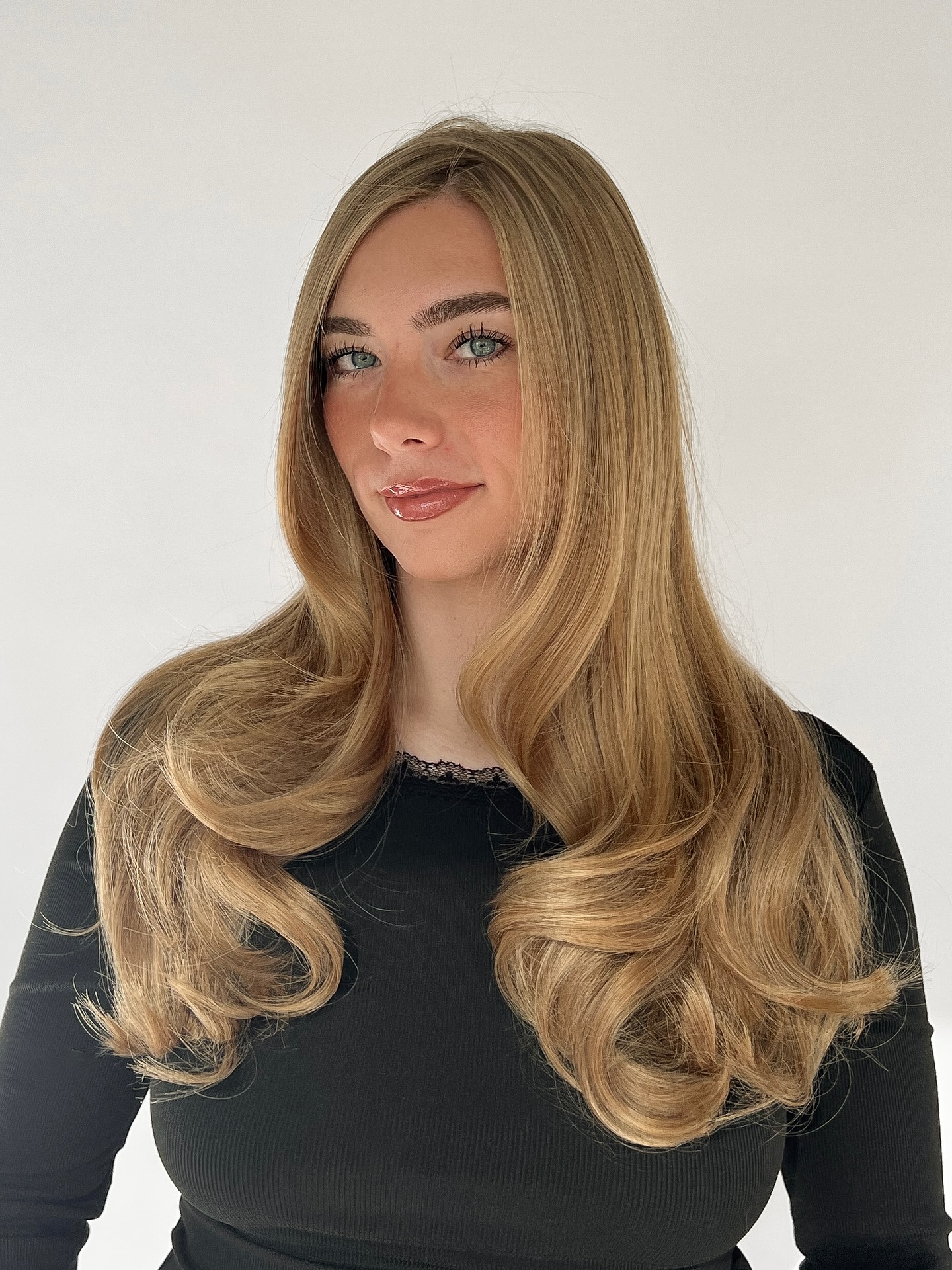 Sattes Karamell-Balayage mit voluminösen Locken