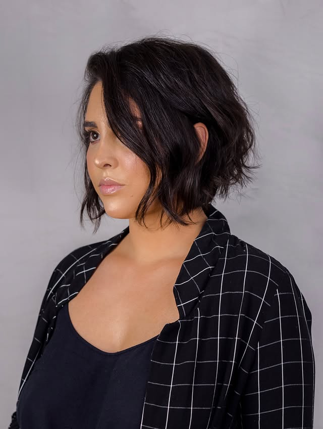 Eleganter, kastanienbrauner Wellenbob mit dynamischem Kontrast