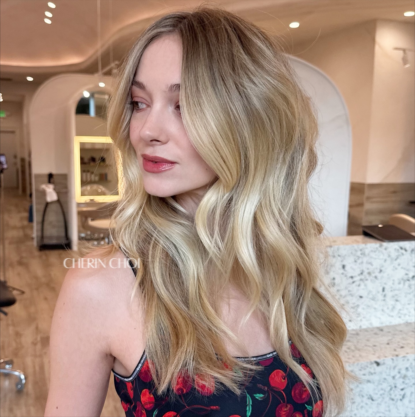 Sanfte goldene Wellen mit weichen, spitz zulaufenden Enden