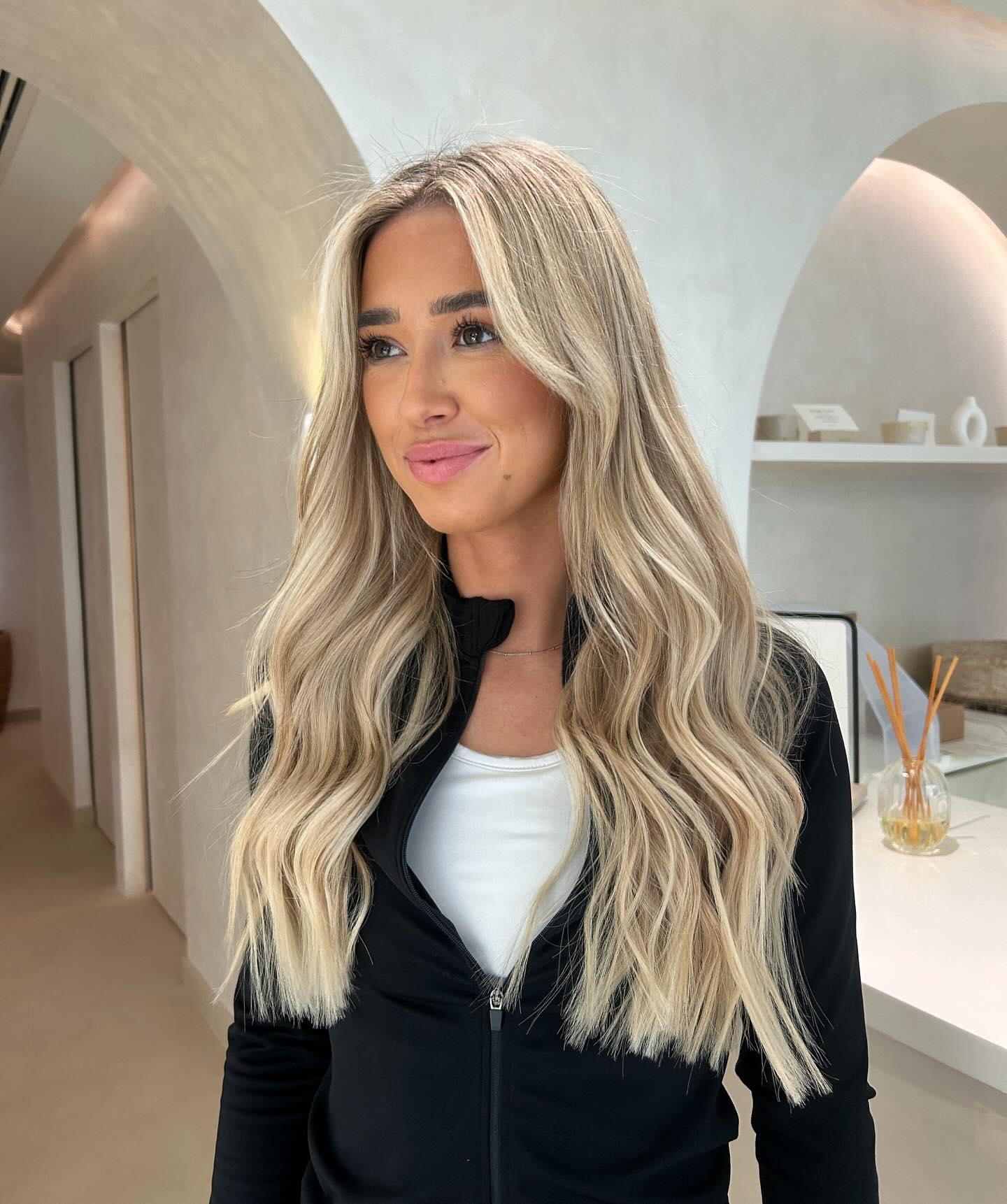 Üppige Ombré-Wellen mit Übergang von Dunkelblond zu Hellblond