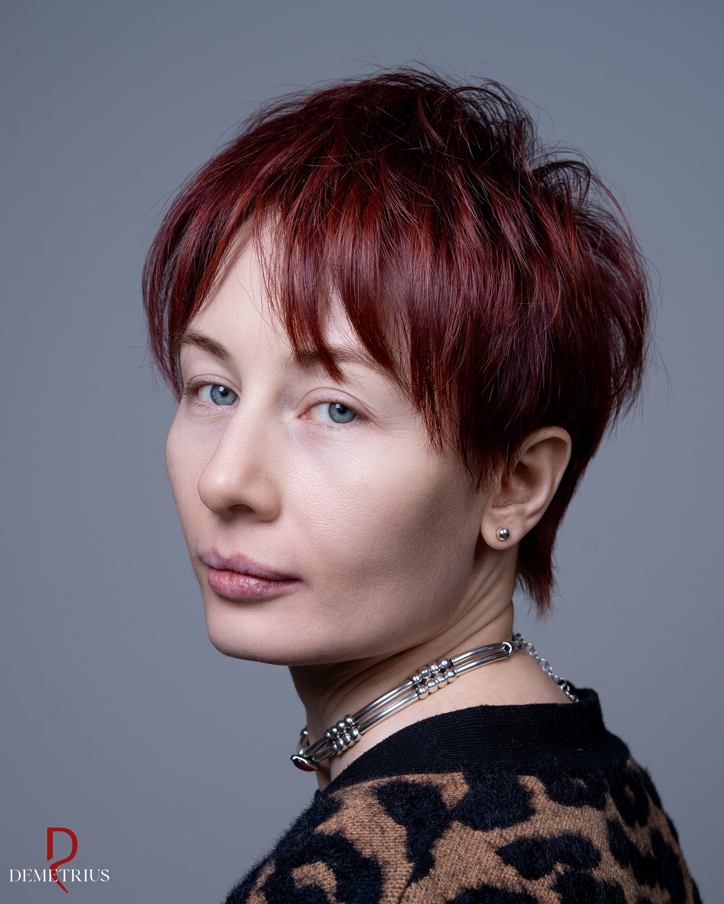 Strukturierter, kastanienbrauner Pixie-Schnitt mit frechem Undercut