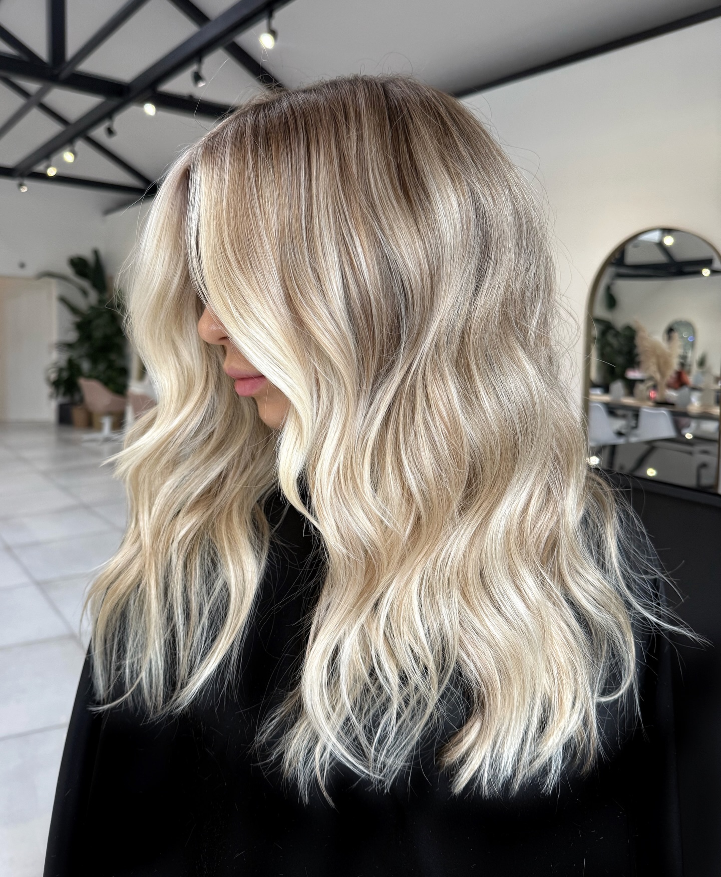 Strukturierte Beach Waves mit kühlen Blondtönen