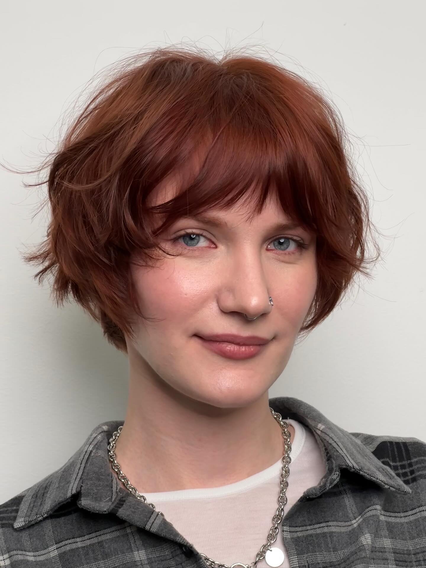 Strukturierter, kupferfarbener Shag mit geschwungenem Pony