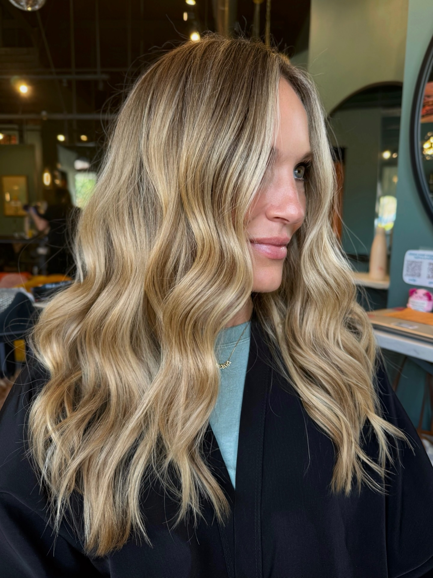 Strukturierte goldene Wellen mit dezenten aschfarbenen Highlights