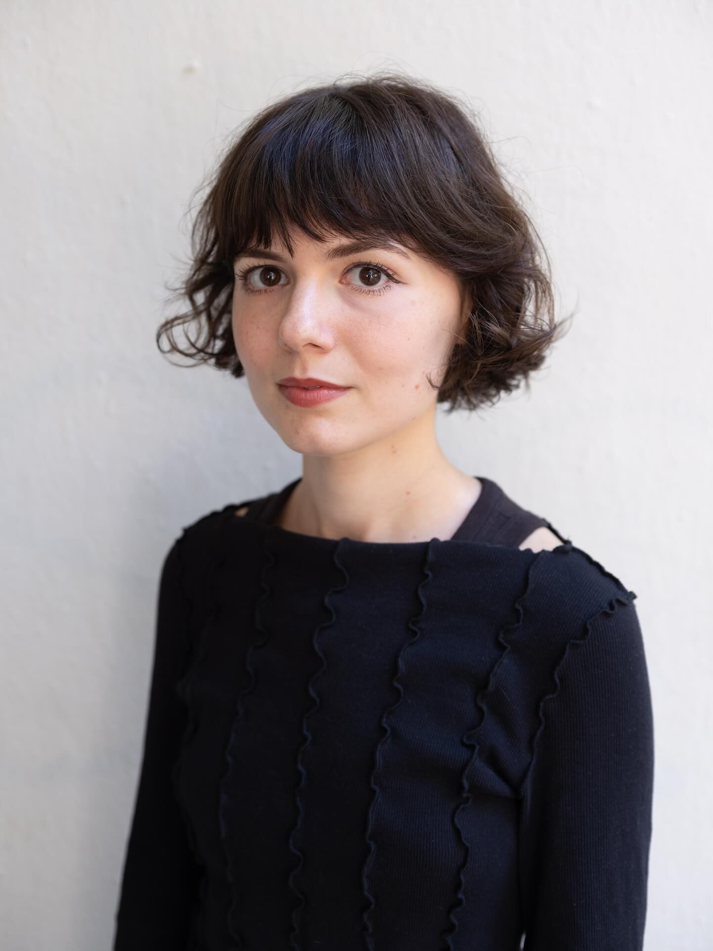 Charming Brunette Wavy Bob with Subtle Highlights