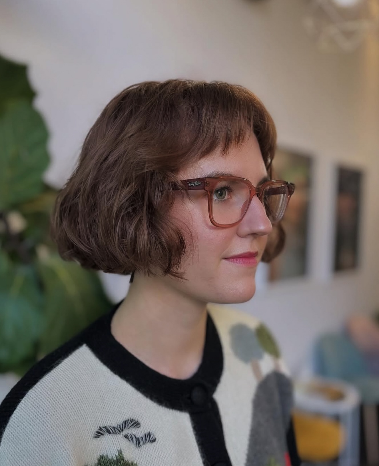 Dokulu Uçlu Şık Retro Esintili Dalgalı Bob Saç Modeli