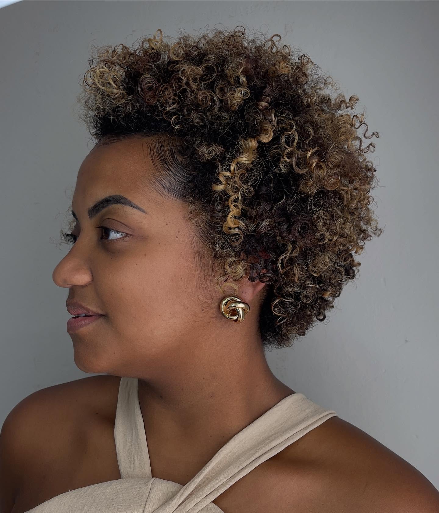 Dynamic Two-Tone Spiral Curls with Graduated Cut