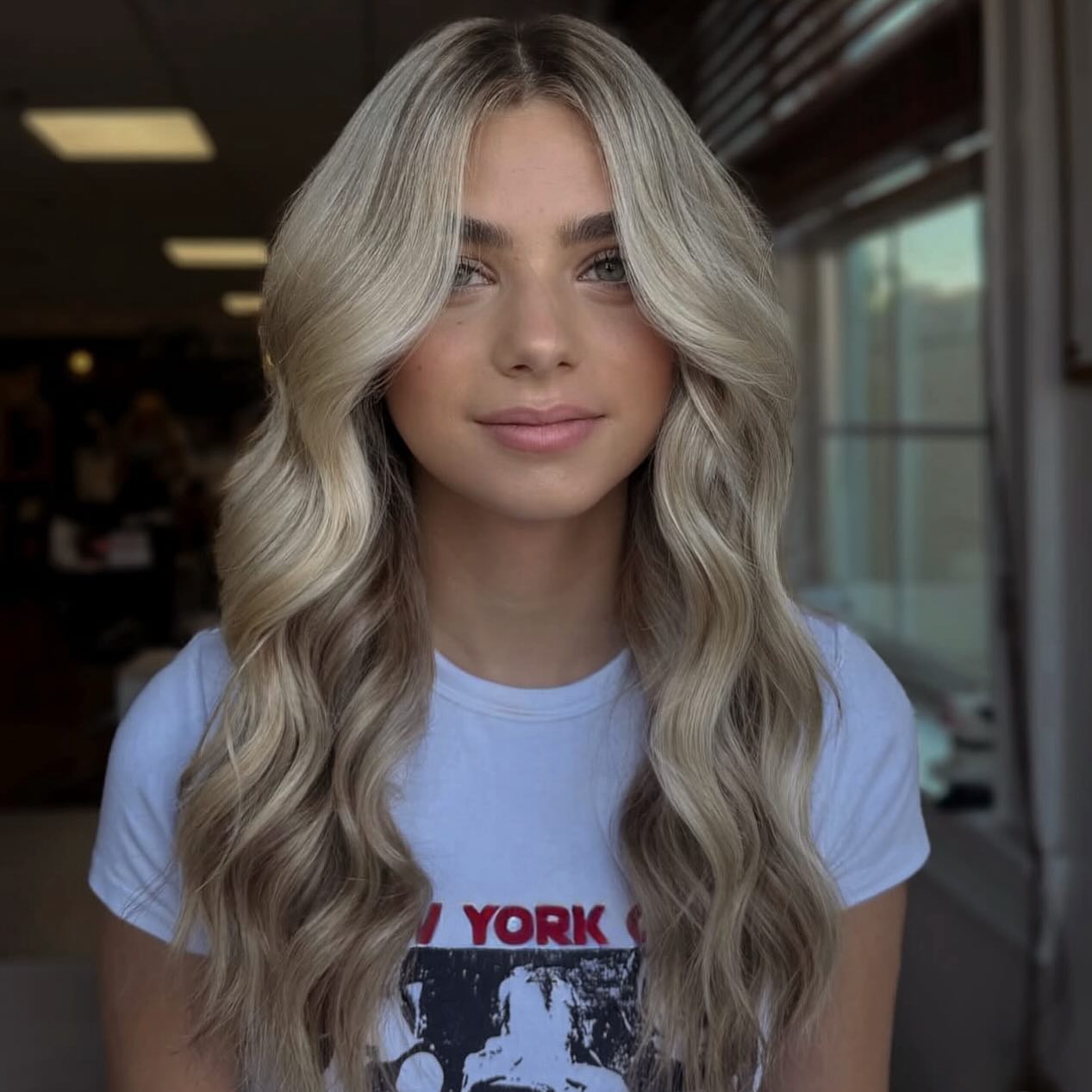 Efervescentes olas playeras bañadas por el sol