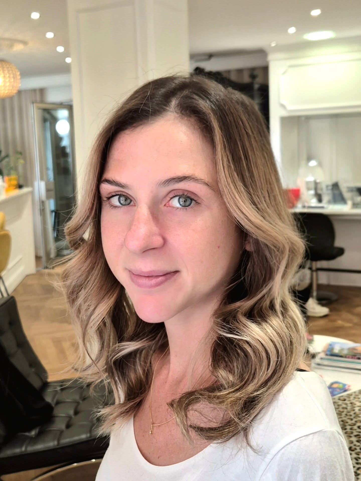 Yumuşak Kontrast Vurgularla Zahmetsiz Kestane Dalgaları