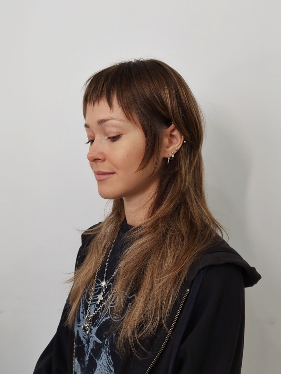Effortlessly Textured Mid-Length Cut with Natural Highlights