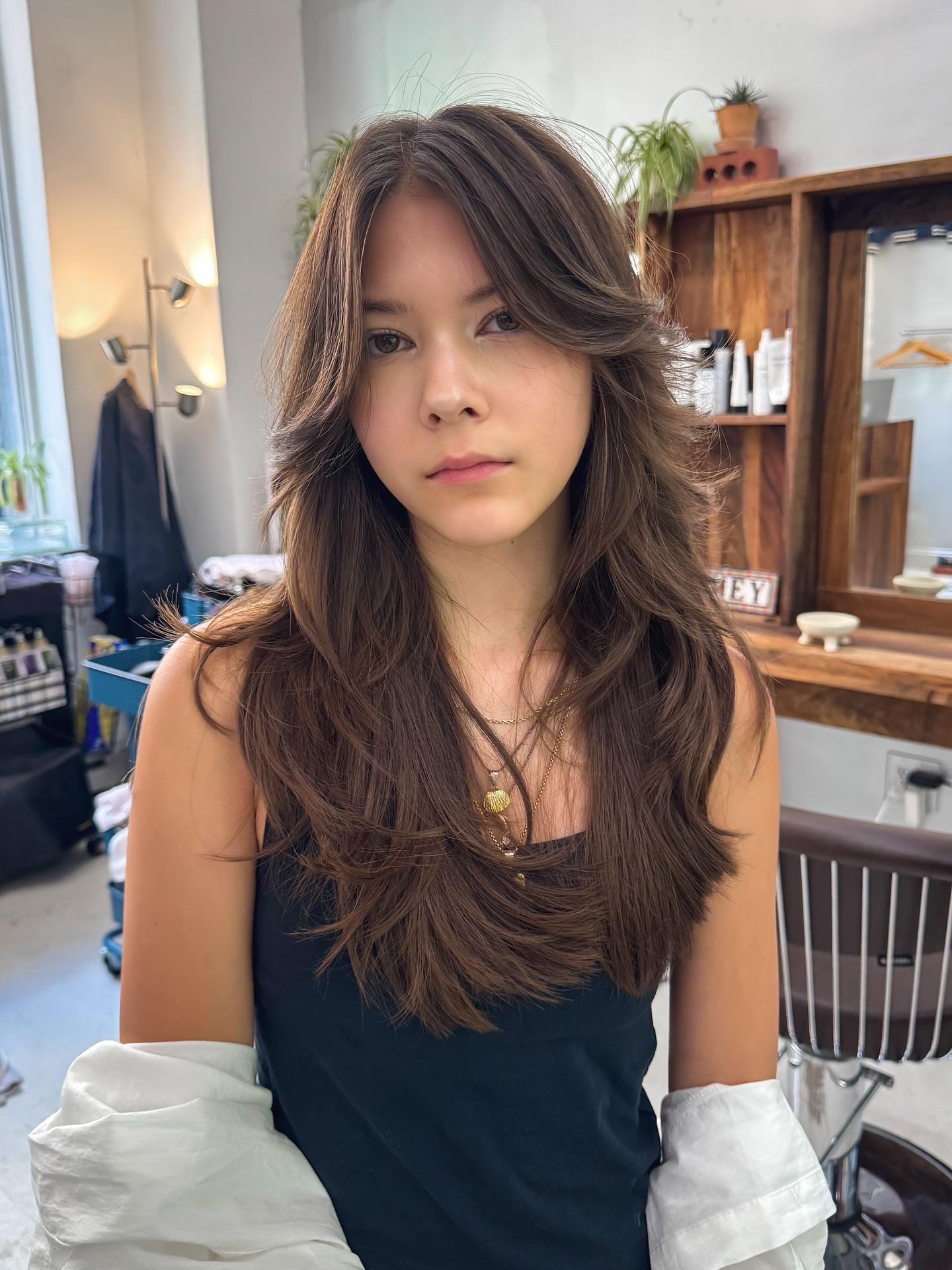 Effortlessly-Voluminous Layered Cut with Soft Waves